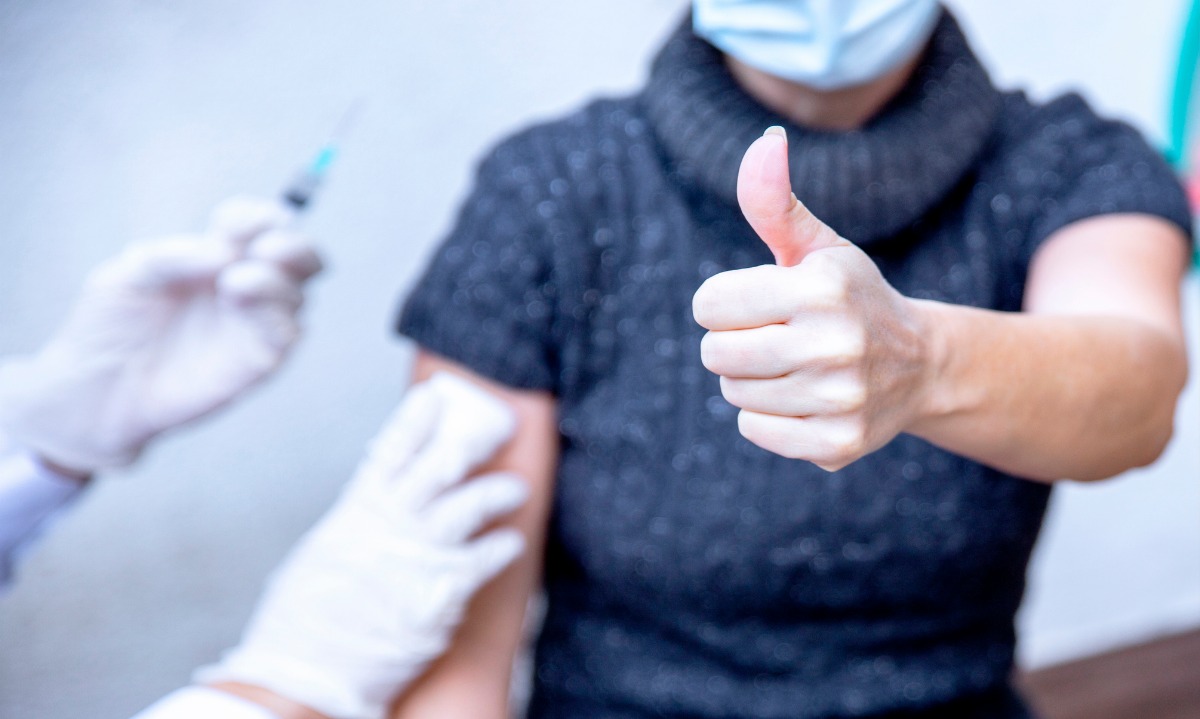 Κορονοϊός: Αυτές οι τρεις παρενέργειες μετά το εμβόλιο σημαίνουν ότι λειτουργεί