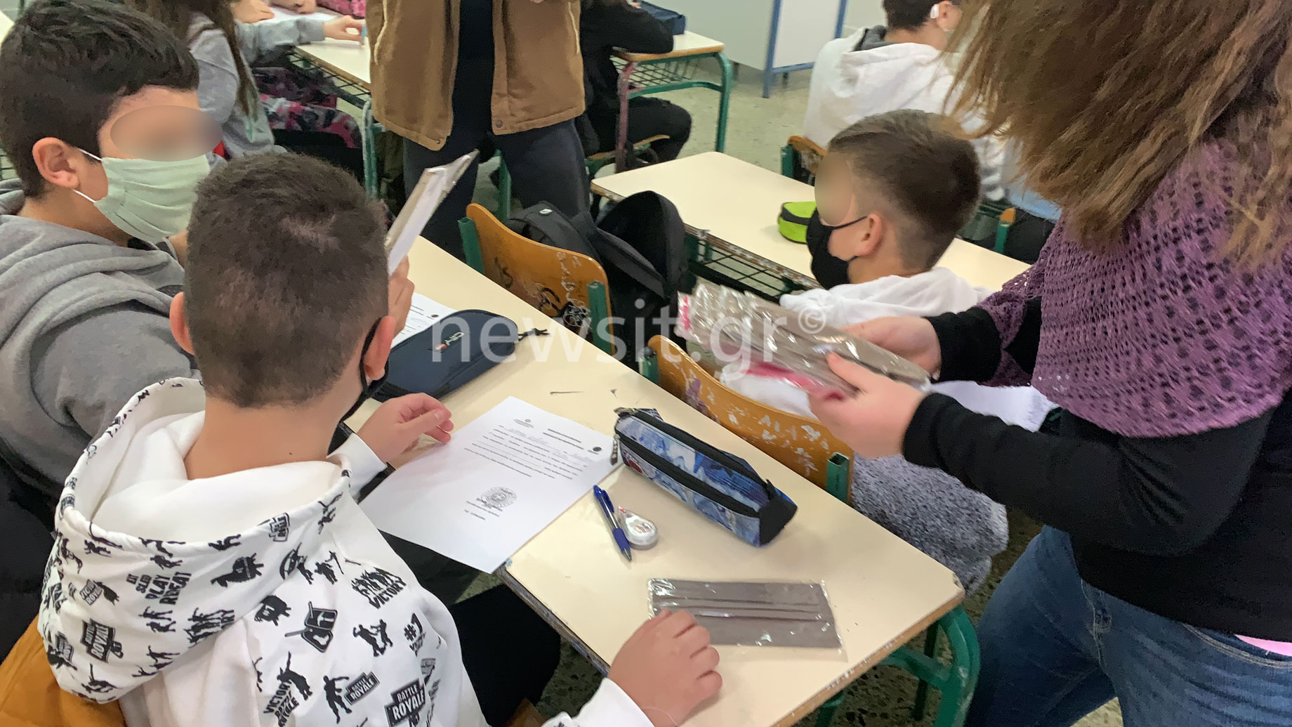 Άνοιξαν Γυμνάσια και Λύκεια με… μάσκες και μπουφάν
