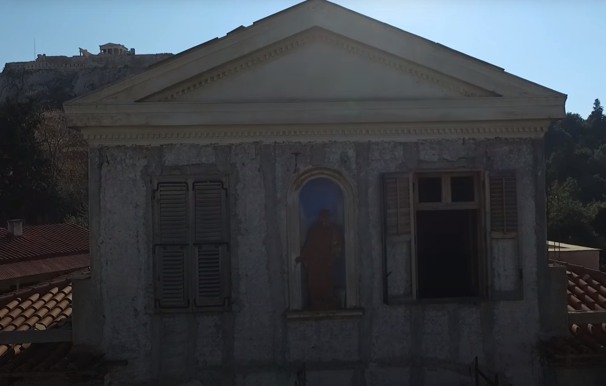 Το εγκαταλελειμμένο σπίτι με την «πήλινη γυναίκα» στην Αθήνα