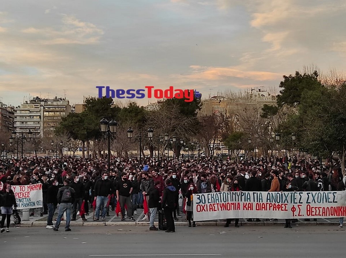 Και δεύτερη πορεία για την Παιδεία στη Θεσσαλονίκη – Έγραψαν συνθήματα στο ΥΜΑΘ (video)