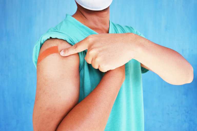 Κορονοϊός: Το ένα πράγμα που σας κάνει επιρρεπείς να νιώσετε παρενέργειες από το εμβόλιο