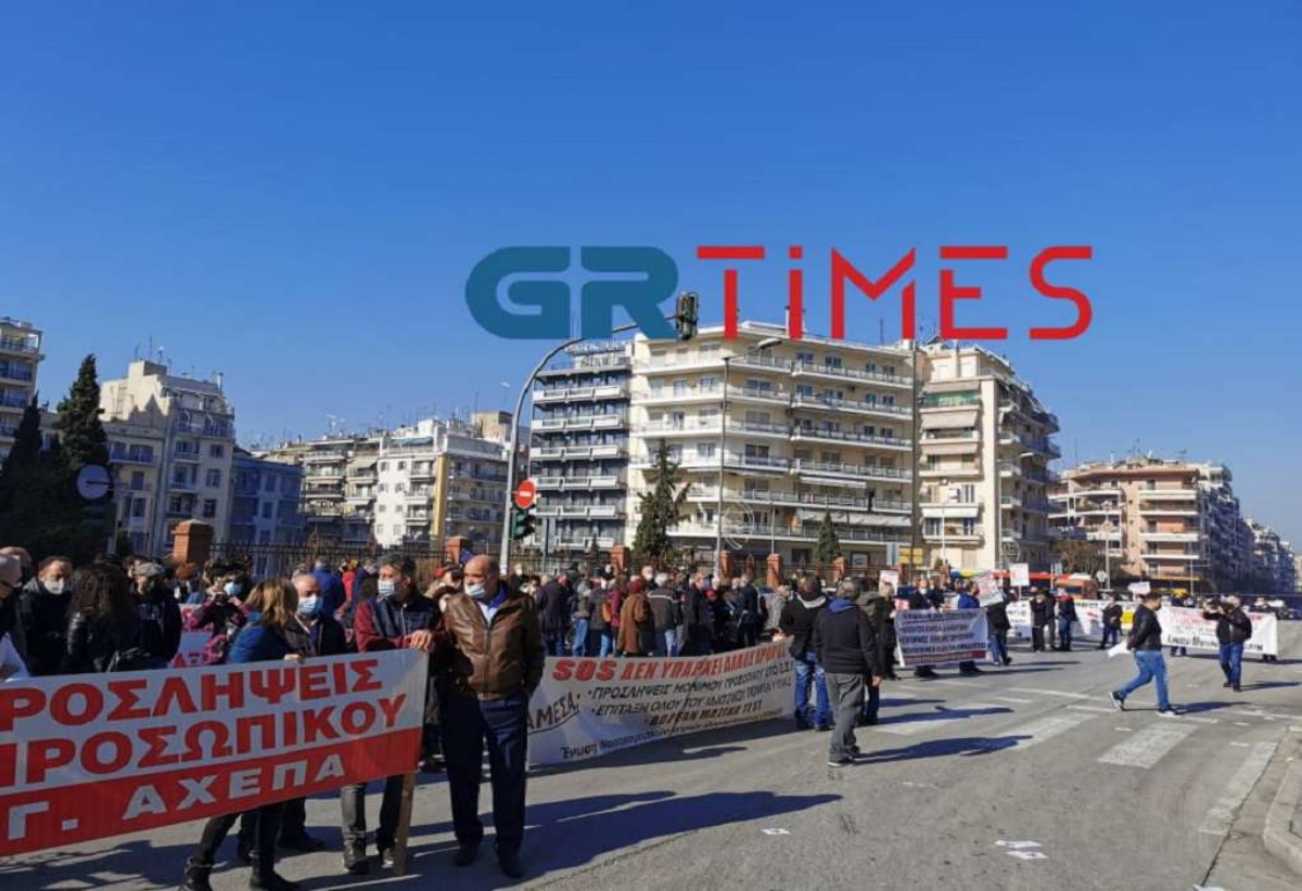 Θεσσαλονίκη: Συγκέντρωση υγειονομικών έξω από το υπουργείο Μακεδονίας – Θράκης (pics, vid)