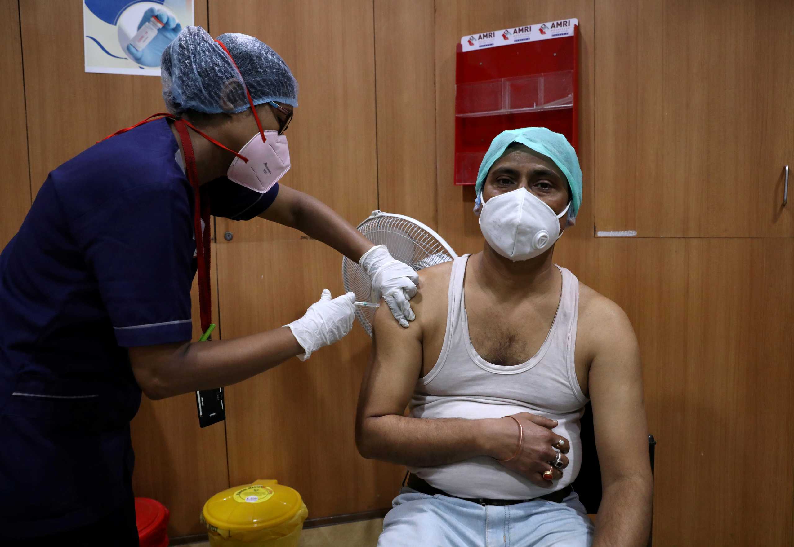 Ινδία: Παράγει εμβόλια για άλλες χώρες αλλά υστερεί στους εμβολιασμούς του δικού της πληθυσμού