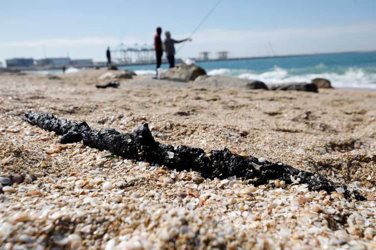 Ισραήλ: Τεράστια οικολογική καταστροφή – «Μαύρισαν» οι ακτές από πίσσα λόγω πετρελαιοκηλίδας