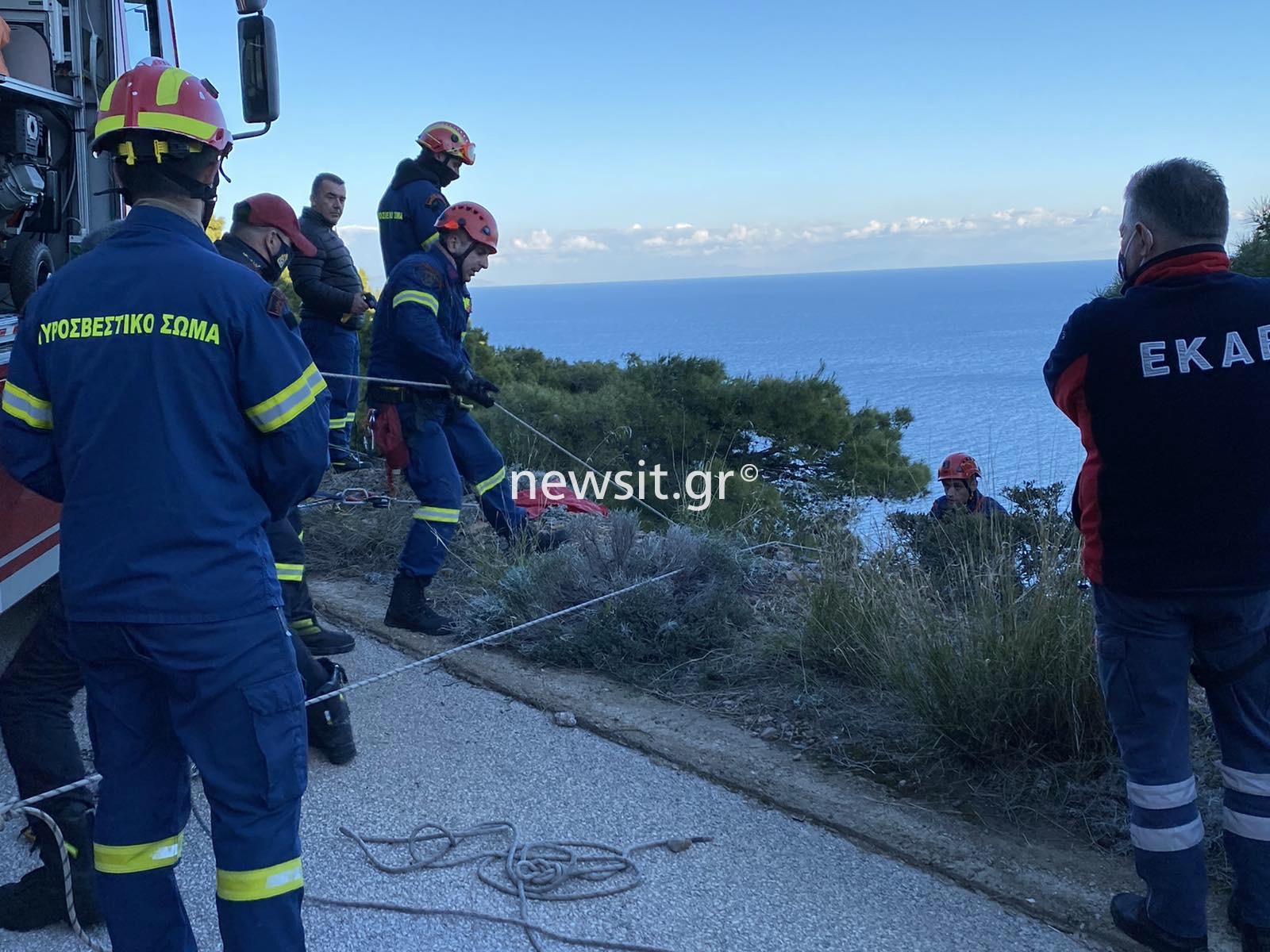 Θρίλερ στην Κερατέα: Ανασύρθηκε χωρίς τις αισθήσεις του ο οδηγός στην Κακιά Θάλασσα