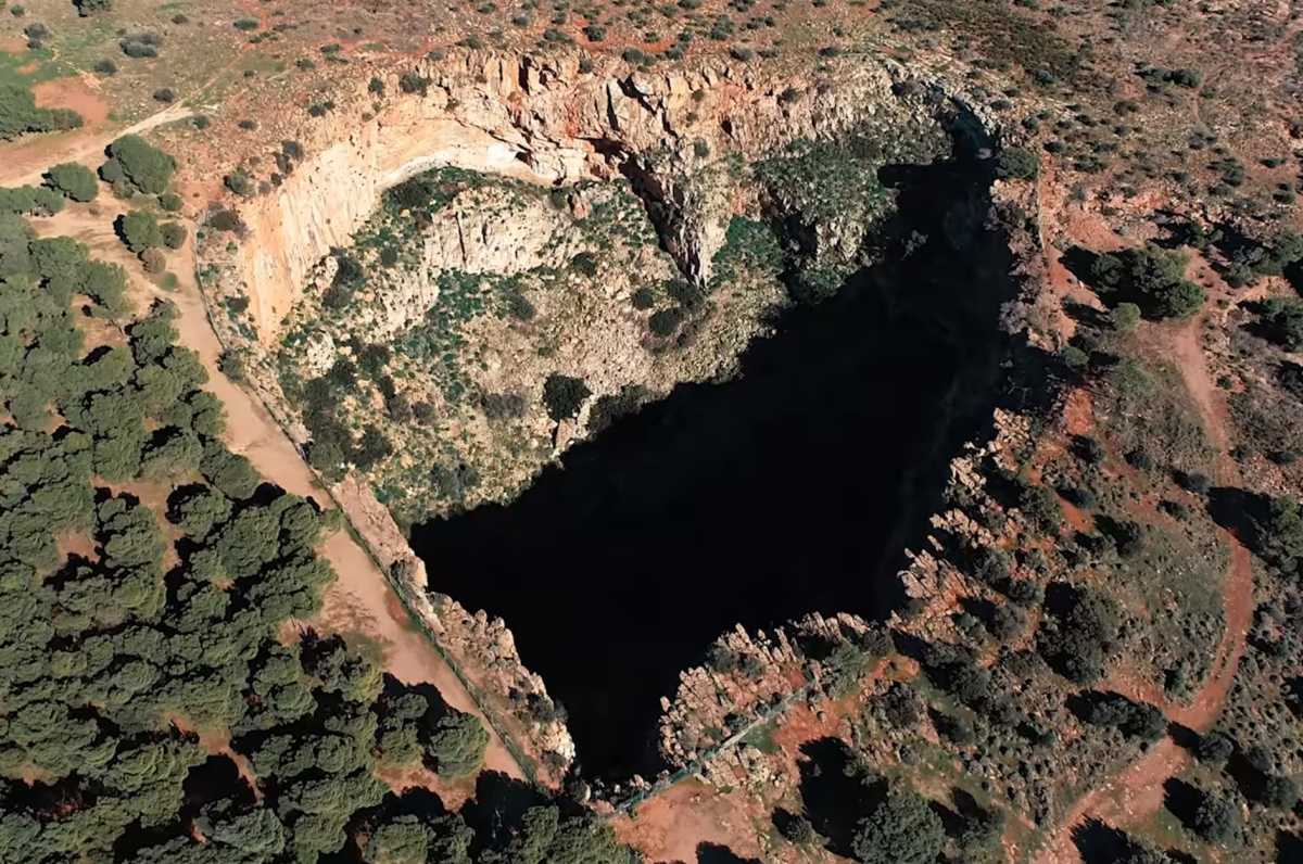 Ο γιγάντιος κρατήρας της Αττικής που μοιάζει με καρδιά