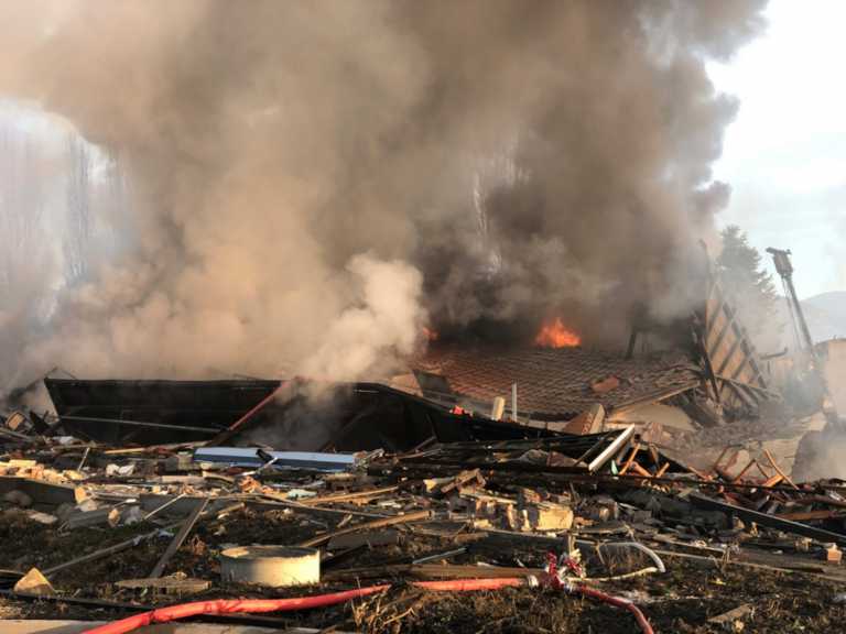 Καστοριά: Έρευνες και από πυροτεχνουργούς της ΕΛΑΣ για την έκρηξη – Η ανακοίνωση του ξενοδοχείου