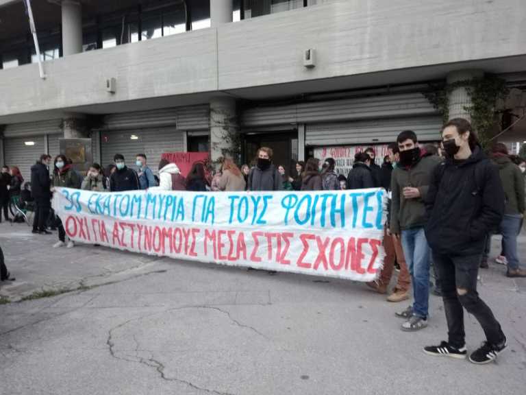 Θεσσαλονίκη: Κατάληψη στην πρυτανεία του ΑΠΘ – Φοιτητές αντιδρούν στο νομοσχέδιο του υπ. Παιδείας (pics, vid)