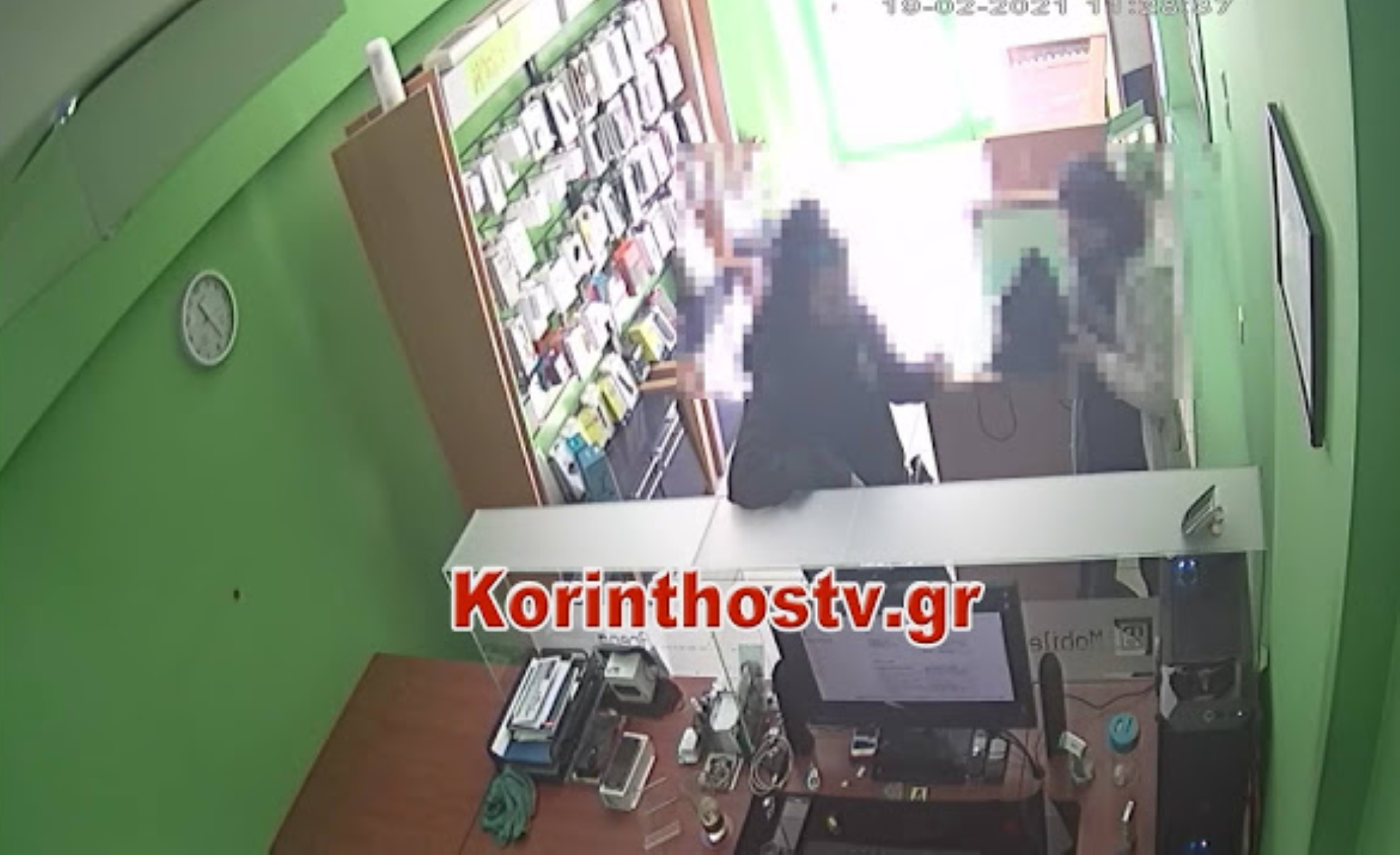 Κόρινθος: Έτσι έκλεψαν το κινητό μέσα από το κατάστημα – Video ντοκουμέντο