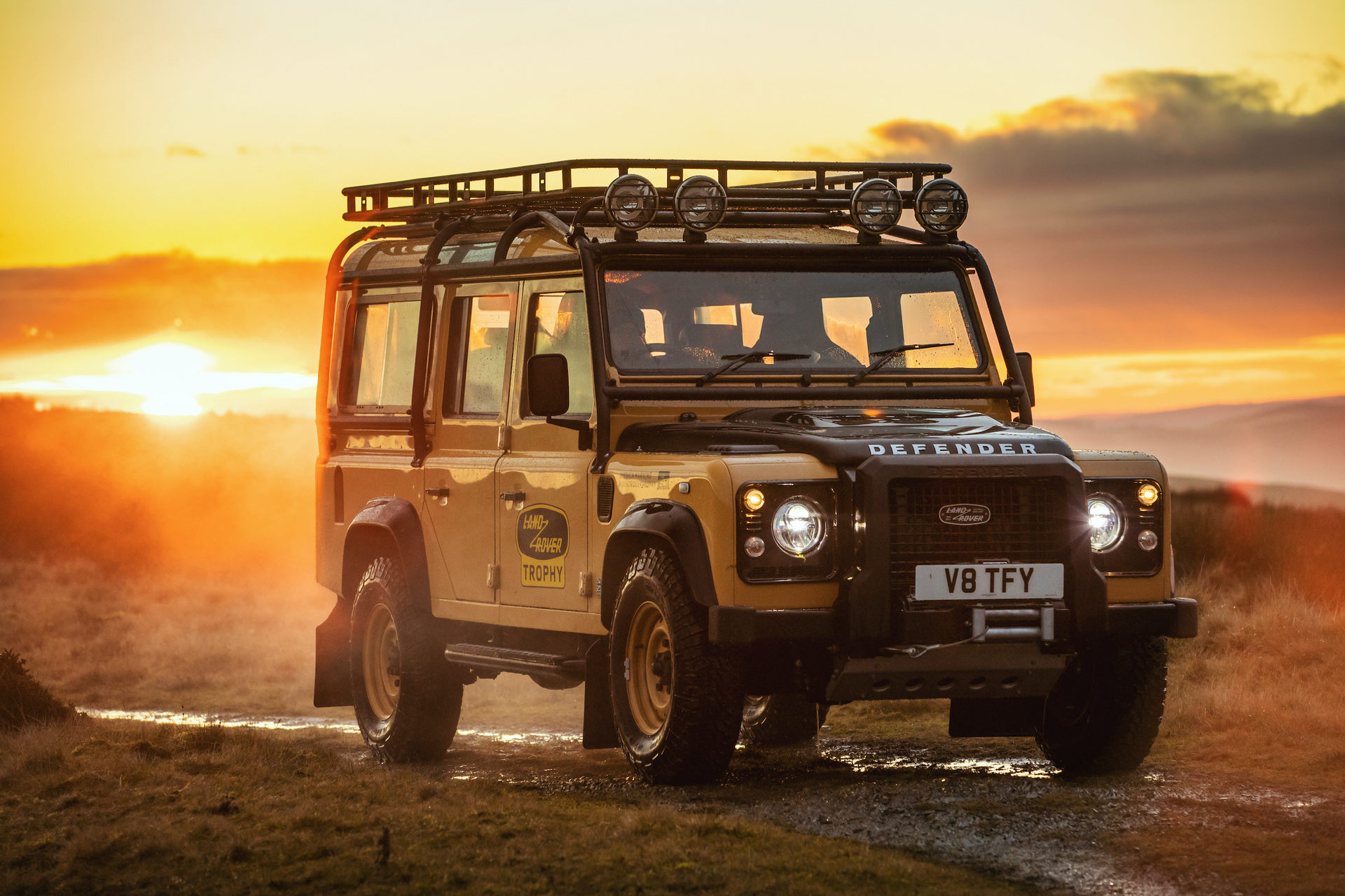 Συλλεκτικό Land Rover Defender με άρωμα… Camel Trophy! [vid]