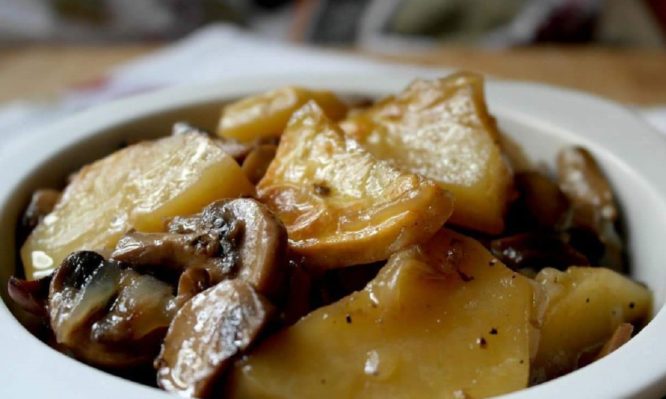 Παραδοσιακή αγιορείτικη συνταγή για τις πιο νόστιμες πατάτες φούρνου με μανιτάρια