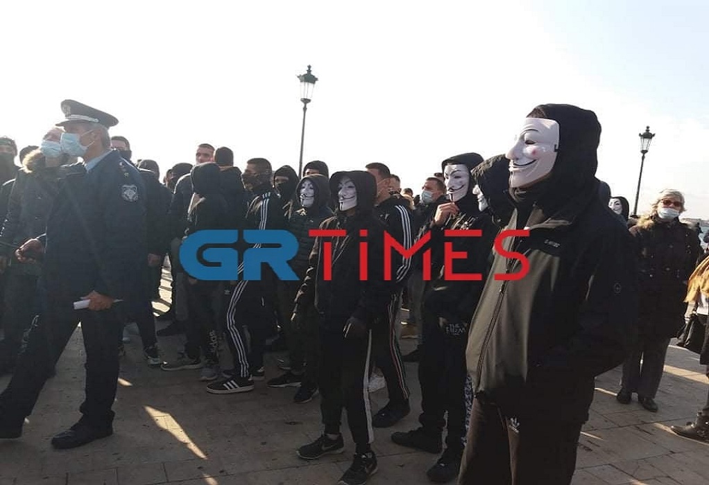 Θεσσαλονίκη – Κορονοϊός: Πορεία αρνητών με μάσκες anonymous – Συνθήματα κατά Μητσοτάκη και Χαρδαλιά (video)