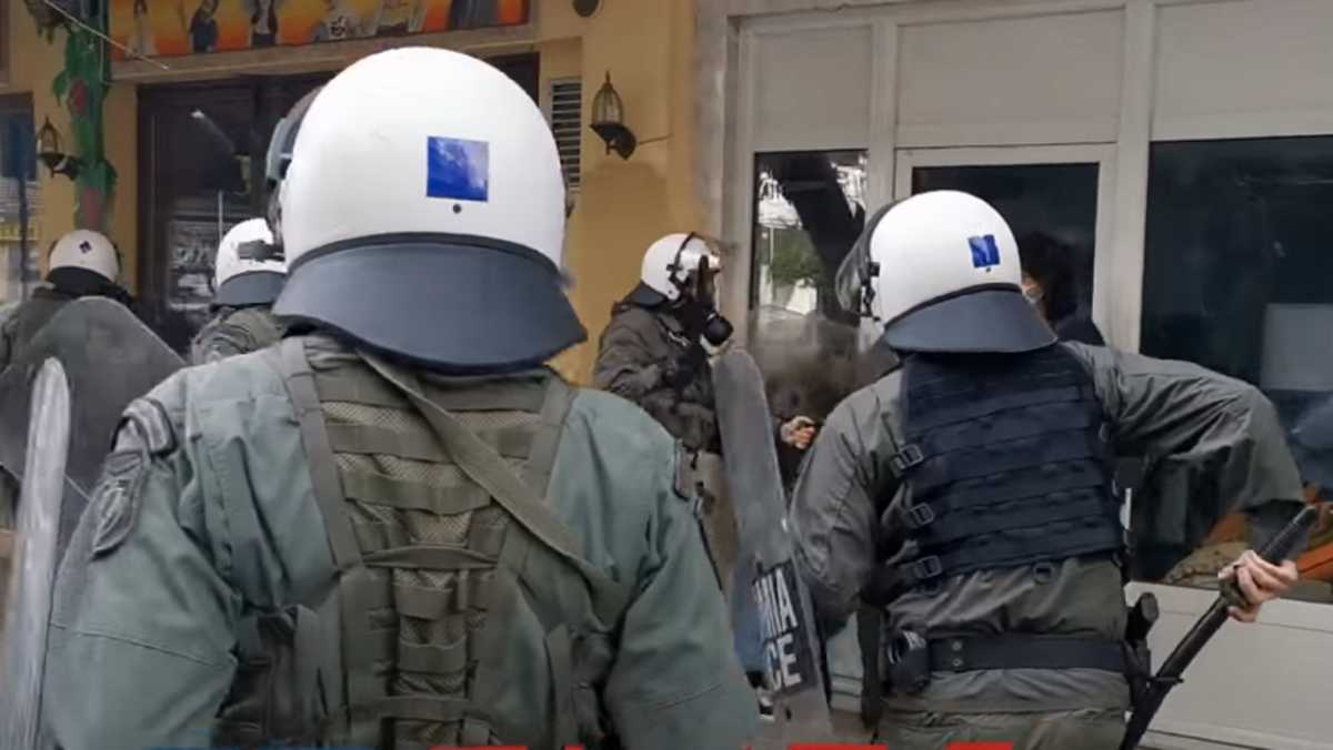 Θεσσαλονίκη: Αυτό είναι το βίντεο με τα χτυπήματα αστυνομικών των ΜΑΤ που προκάλεσε εισαγγελική παρέμβαση