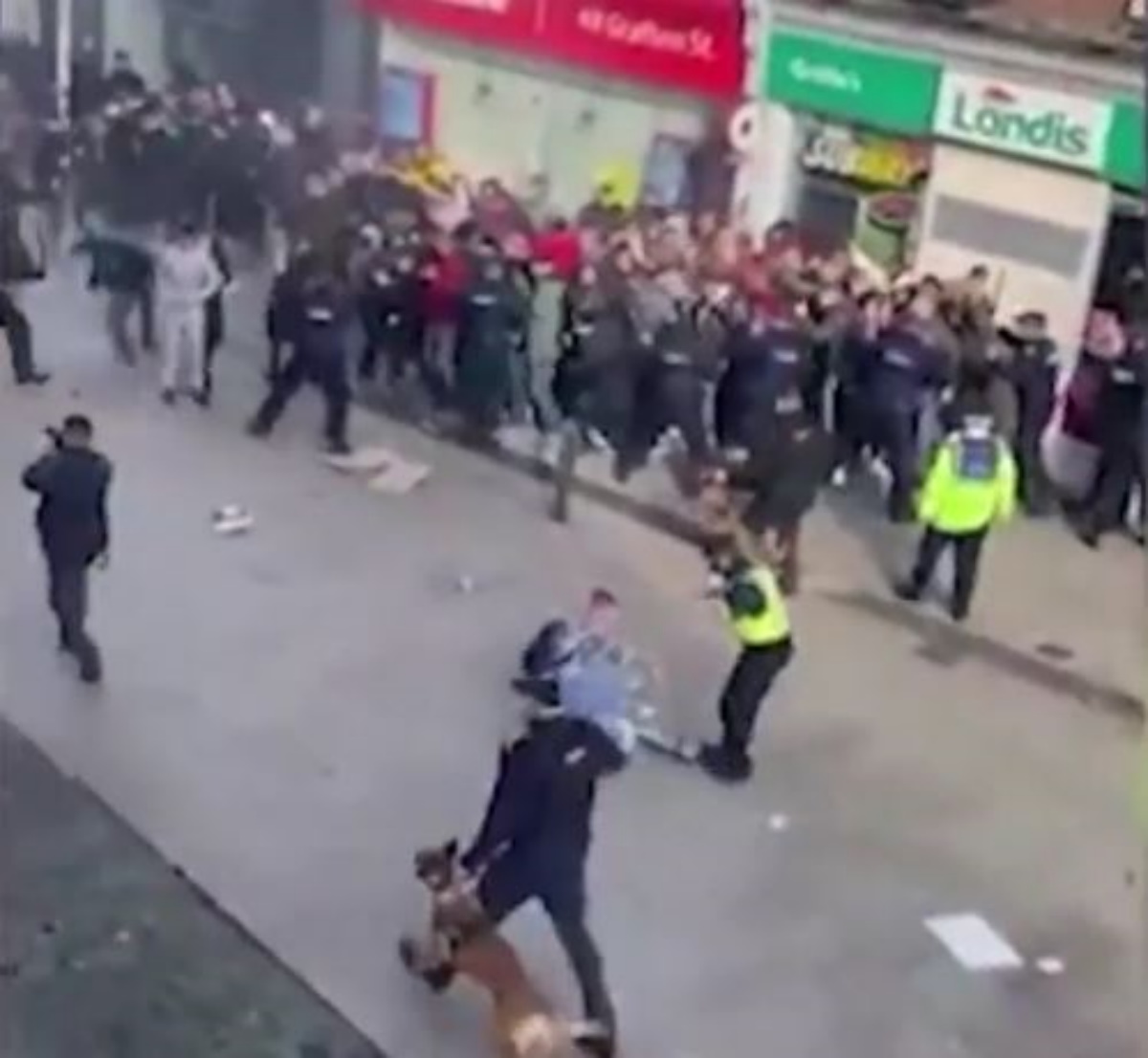 Κορονοϊός: Βρετανοί και Ιρλανδοί σηκώνουν «αντάρτικο» στα μέτρα – Συγκρούσεις με την αστυνομία (vid)