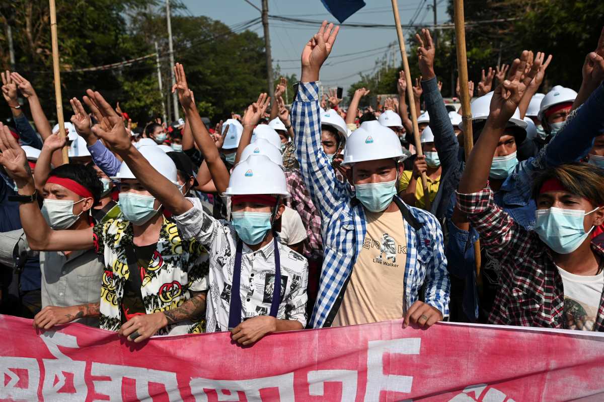 Πραξικόπημα στη Μιανμάρ: Για τρίτη ημέρα στους δρόμους – Σε γενική απεργία καλούν οι διαδηλωτές