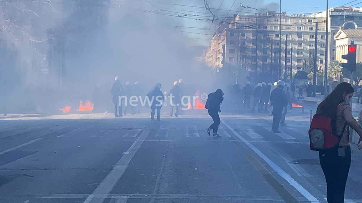 Ένταση στο πανεκπαιδευτικό συλλαλητήριο: Χημικά έξω από τη Βουλή