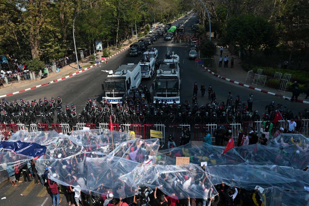 Πραξικόπημα στην Μιανμάρ: Πέμπτη ημέρα μαζικών διαδηλώσεων – Μία γυναίκα σοβαρά τραυματισμένη (pics, vids)