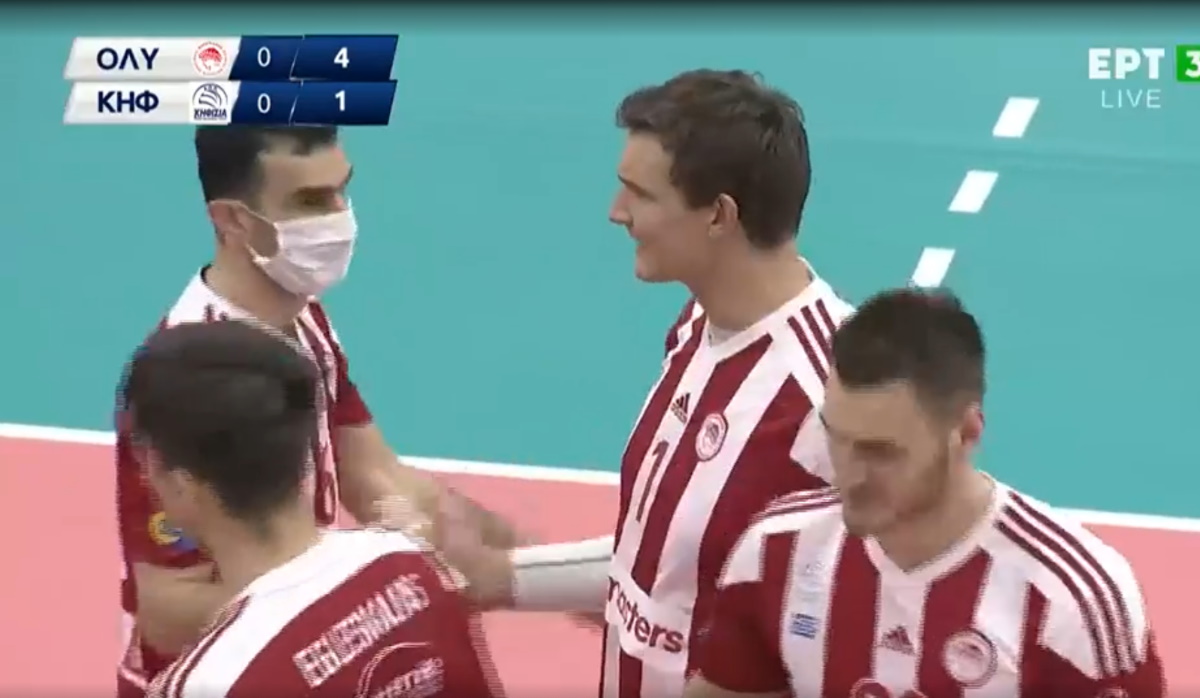 Παίκτης του Ολυμπιακού αγωνίστηκε με μάσκα κορονοϊού (video)