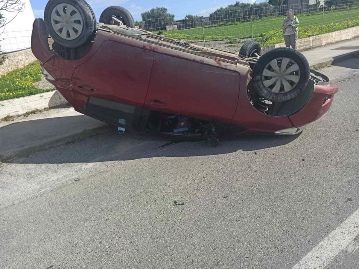 Δυνατή σύγκρουση και τουμπάρισμα αυτοκινήτου έξω από σχολείο στο Ρέθυμνο (pics)