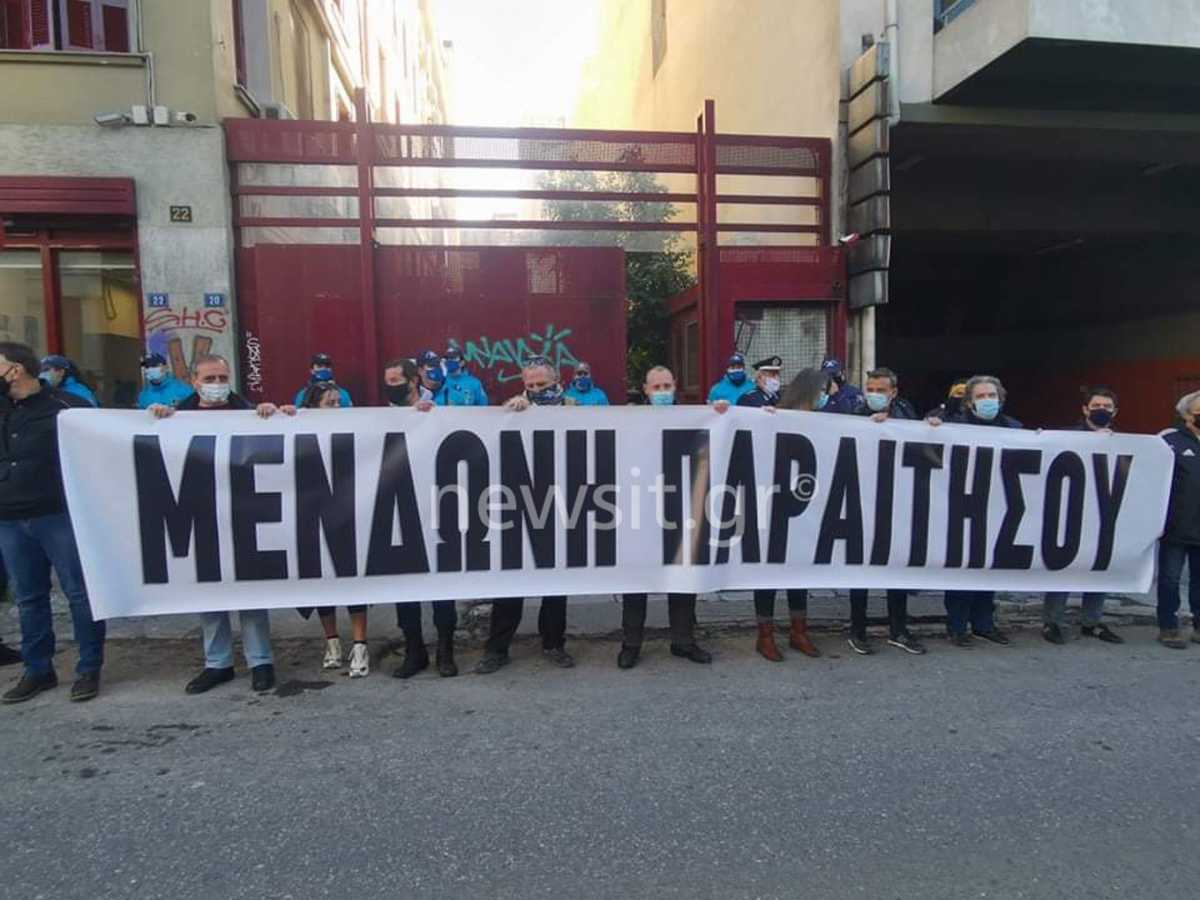 «Μενδώνη παραιτήσου»: Πανό έξω από το ΥΠΠΟ