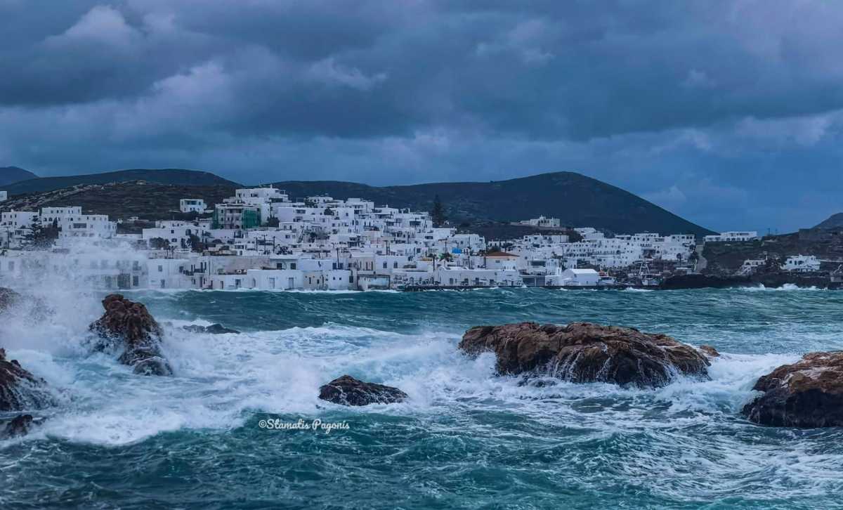 Καιρός – Πάρος: Άγρια κύματα «καταπίνουν» Παροικιά και Νάουσα (video)