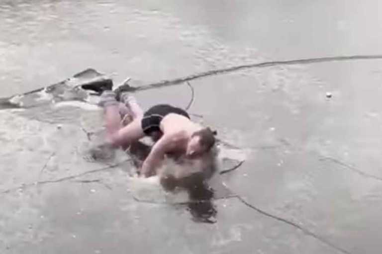 Απλά τρελός: Βγήκε γυμνός στους -20 να κάνει πατινάζ και έπεσε σε παγωμένα νερά (vid)