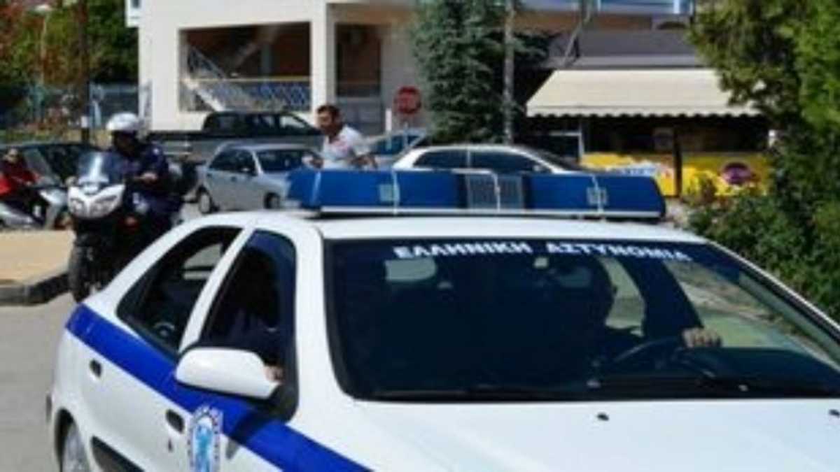 Καταδίωξη στην Πάτρα: Oδηγός πέταγε ναρκωτικά από το παράθυρο για να μη συλληφθεί