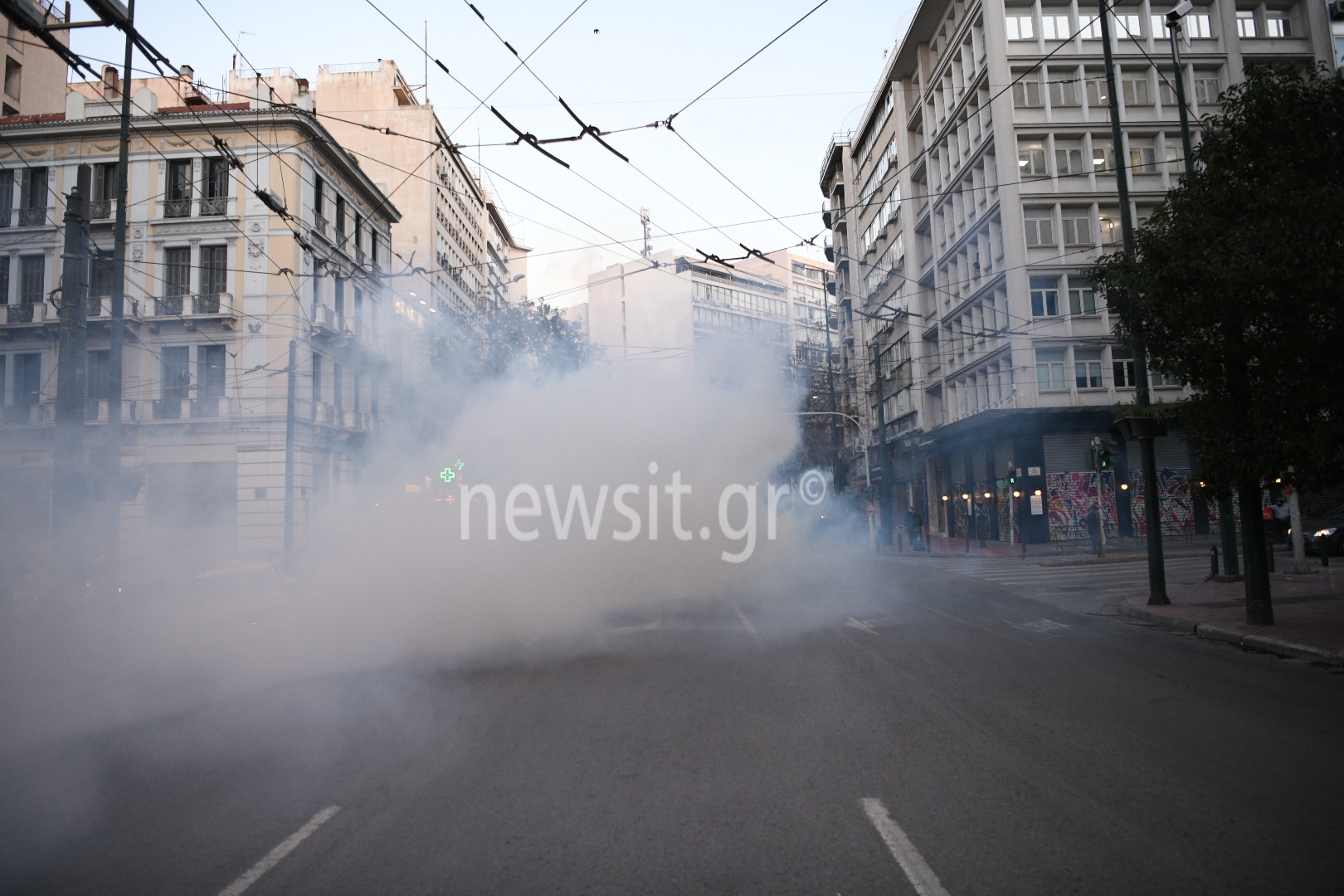 Ένταση και μικροεπεισόδια στην πορεία συμπαράστασης για τον Κουφοντίνα στα Προπύλαια (pics)