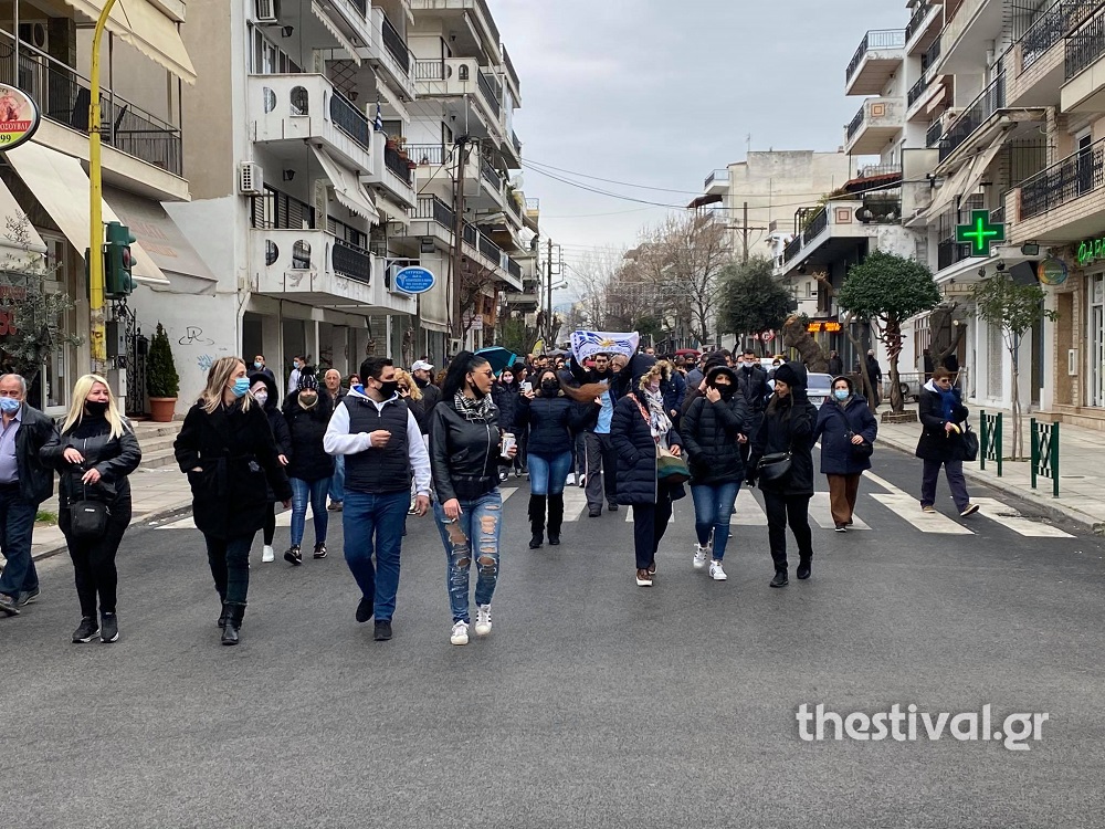 Θεσσαλονίκη – Κορονοϊός: «Σταματήστε το lockdown εδώ και τώρα» – Πορεία με πανό, σημαίες και συνθήματα