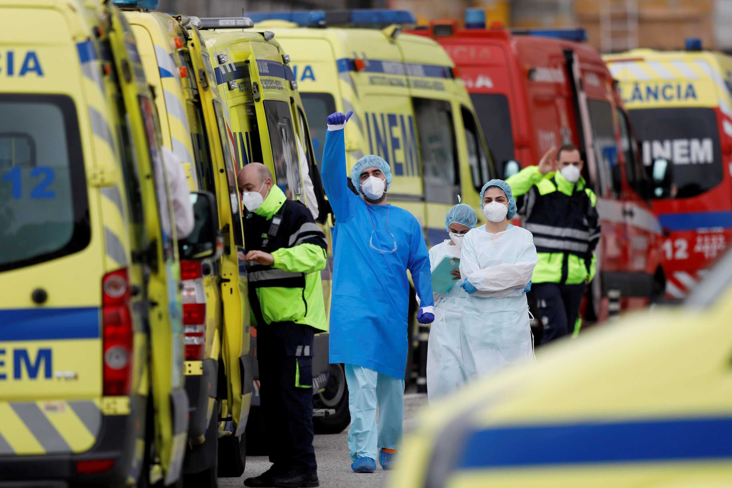 FILE PHOTO: A health worker gestures next to ambulances carrying patients with the coronavirus disease (COVID-19) outside the Santa Maria Hospital, as the coronavirus disease (COVID-19) outbreak continues, in Lisbon, Portugal, January 22, 2021. REUTERS