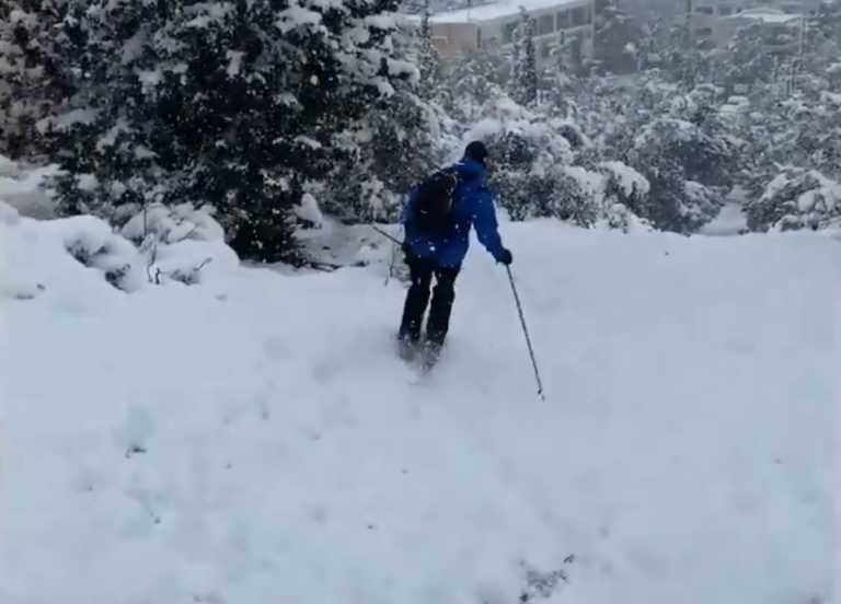 Σκι στο λόφο της Φιλοθέης έκανε ο πρέσβης της Νορβηγίας (video)