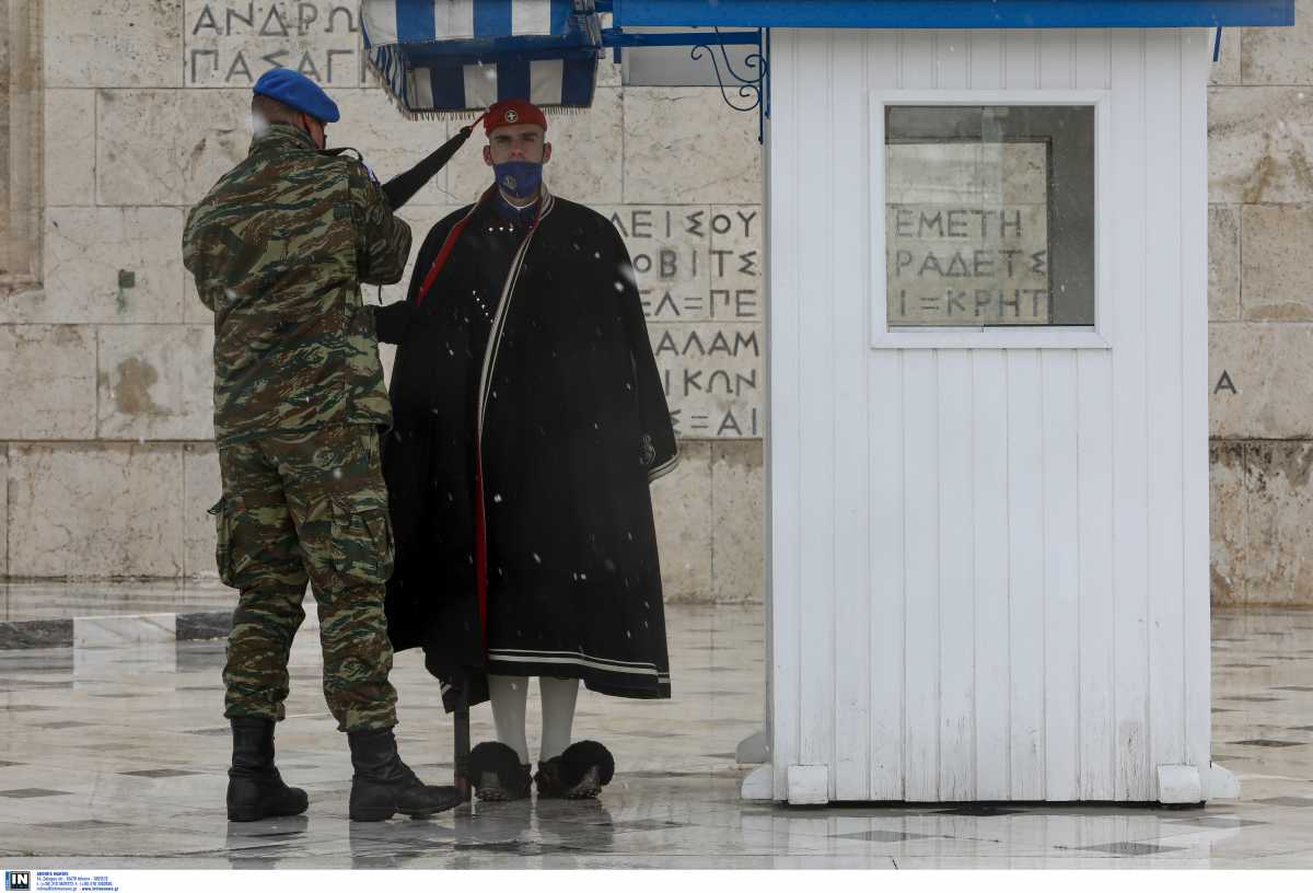 Η παγωνιά δεν «πιάνει» την Προεδρική Φρουρά: Απίστευτα πλάνα από τους Έλληνες στρατιώτες [pics]