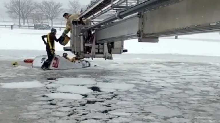 Καρέ – καρέ επιχείρηση διάσωσης μέσα στον πάγο: Εγκλωβίστηκαν σε φορτηγάκι που βυθιζόταν (vid)