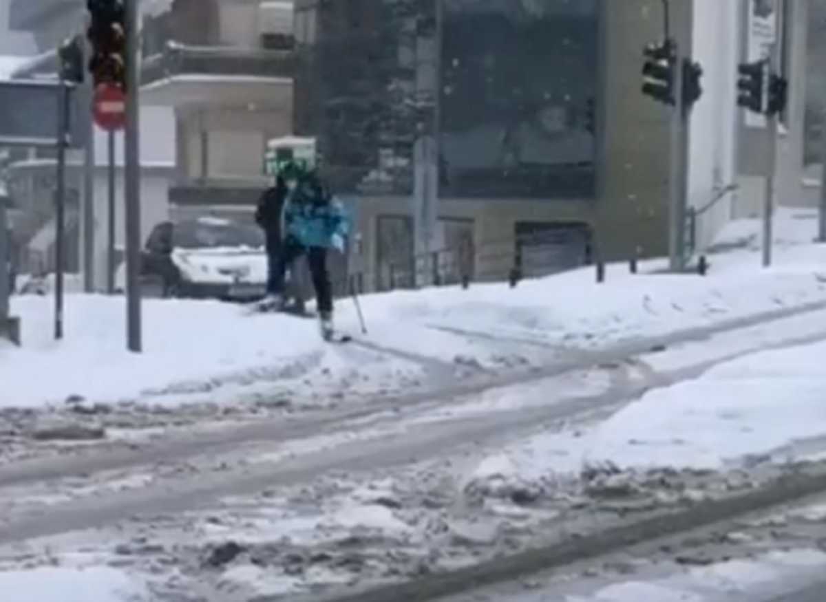 Καιρός – Κοζάνη: Εκεί που ο υδράργυρος έδειξε – 20 βαθμούς Κελσίου – Έκανε σκι στη μέση του δρόμου (video)