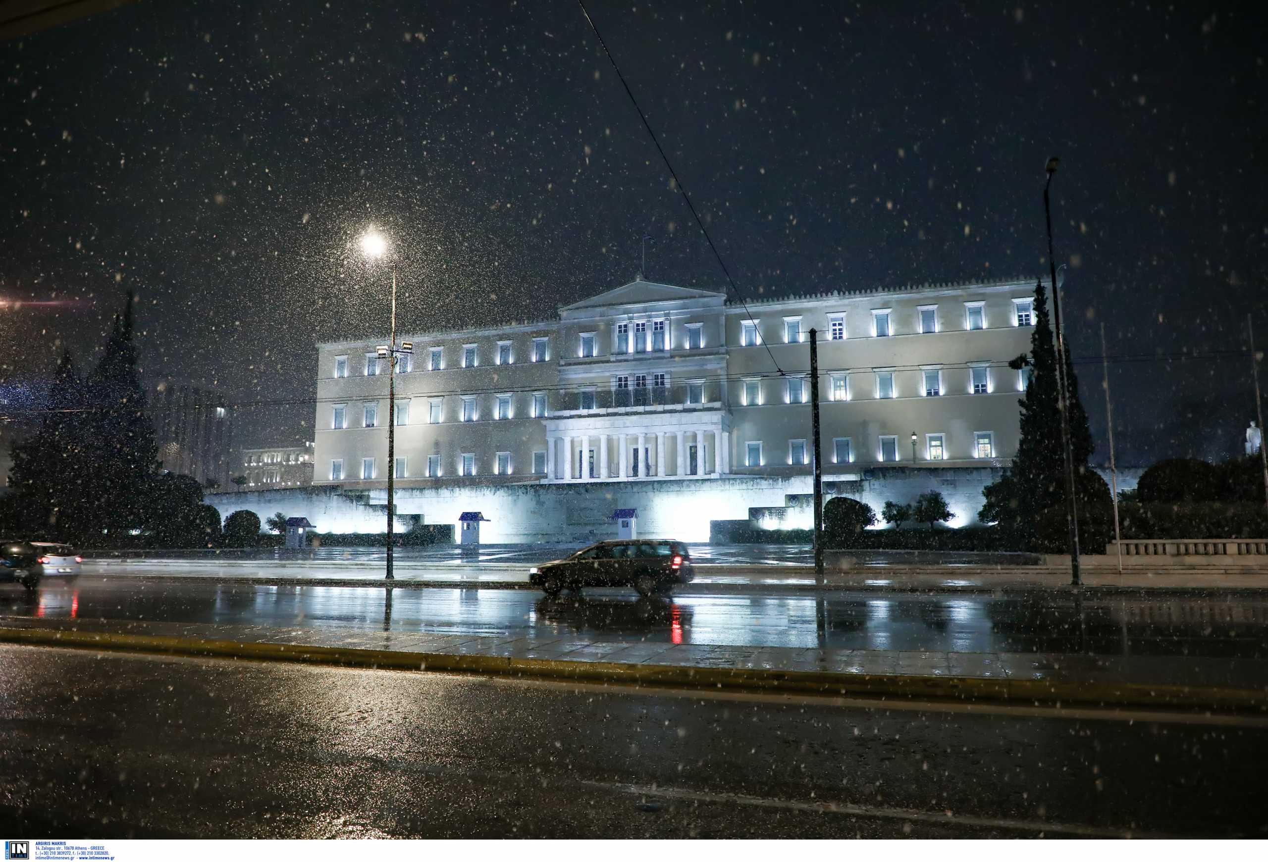 Καιρός: Χιόνια στο κέντρο της Αθήνας – Εντυπωσιακές εικόνες στο Σύνταγμα
