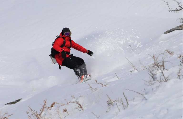Κίσσαβος: Snowboard στις απότομες πλαγιές – Πλάνα που κόβουν την ανάσα (video)