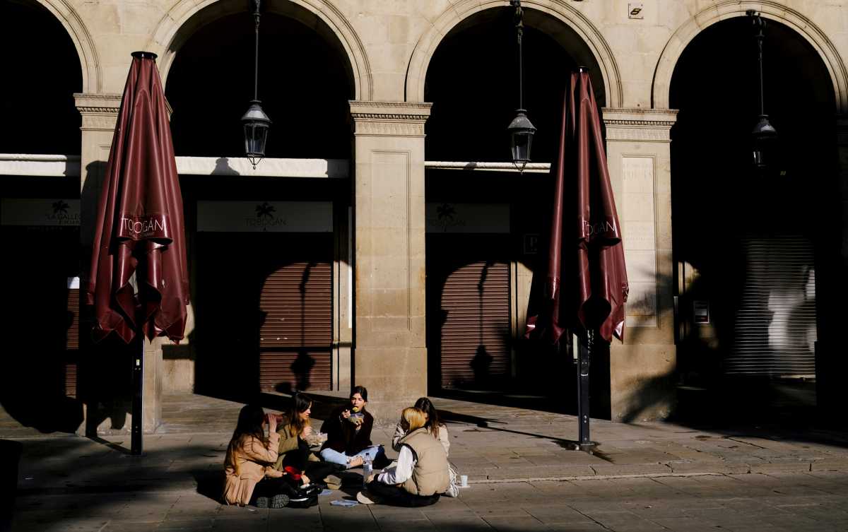 Ισπανία: Χαλάρωση των μέτρων στην Καταλονία μετά τη μείωση των κρουσμάτων κορονοϊού