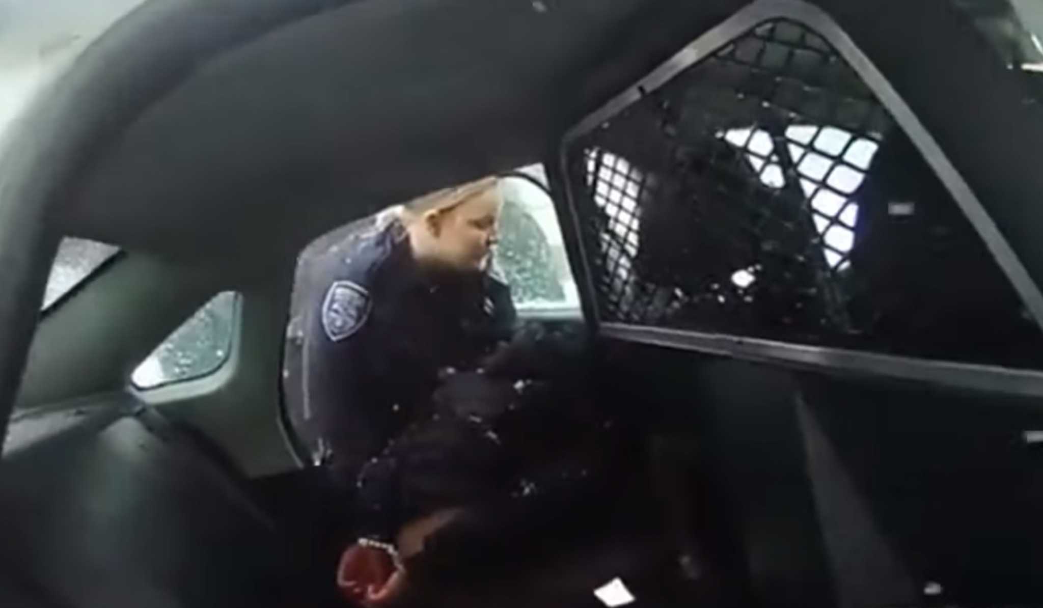 ΗΠΑ: Σε διαθεσιμότητα οι αστυνομικοί από τη Νέα Υόρκη που ψέκασαν 9χρονη με σπρέι πιπεριού για να τη συλλάβουν (vid)