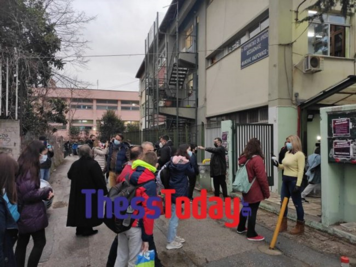 Θεσσαλονίκη: «Χτύπησε» το πρώτο κουδούνι σε γυμνάσια και λύκεια – Με θερμομέτρηση η επιστροφή των μαθητών (pics, vids)