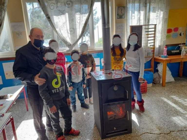 Κρήτη: Μάθημα γεμάτο αγάπη σε δημοτικό σχολείο – Όλοι γύρω από μια ξυλόσομπα