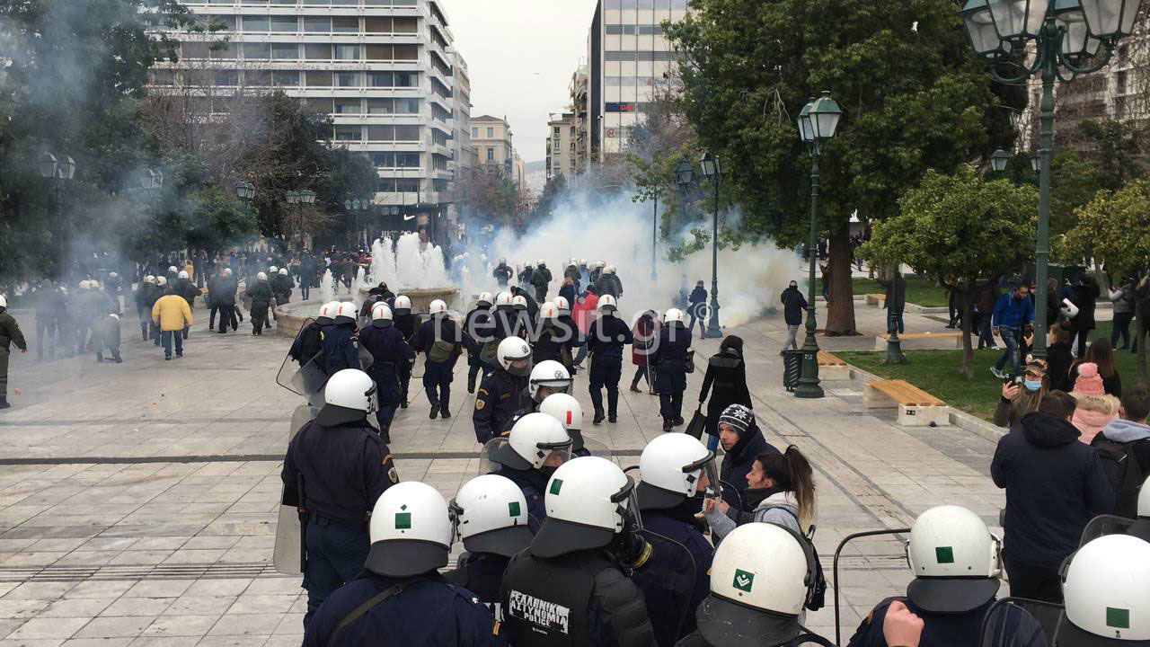 Επεισόδια και χημικά στο Σύνταγμα με αρνητές του lockdown!