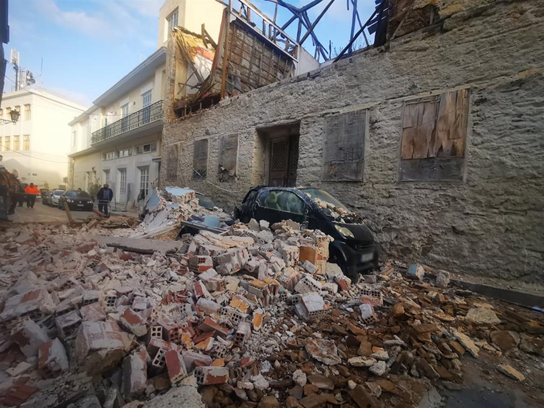 Σύρος: Κατάρρευση τοίχου πάνω σε αυτοκίνητα – Αυτοψία στο σημείο στην καρδιά της Ερμούπολης (pics, video)