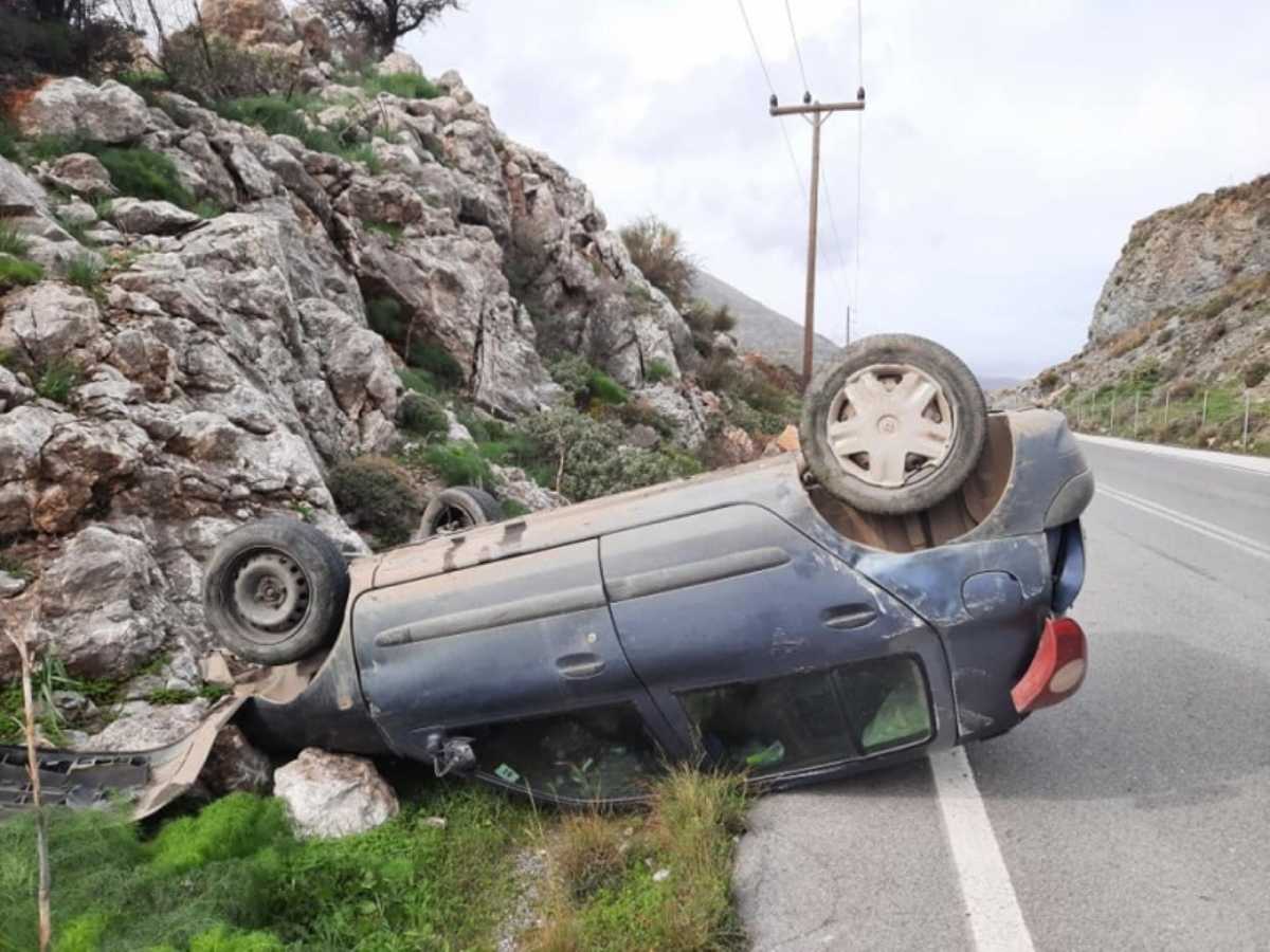 Κρήτη: Τούμπαρε το αυτοκίνητο, έπεσε στα βράχια κι όμως σώθηκε (pics)