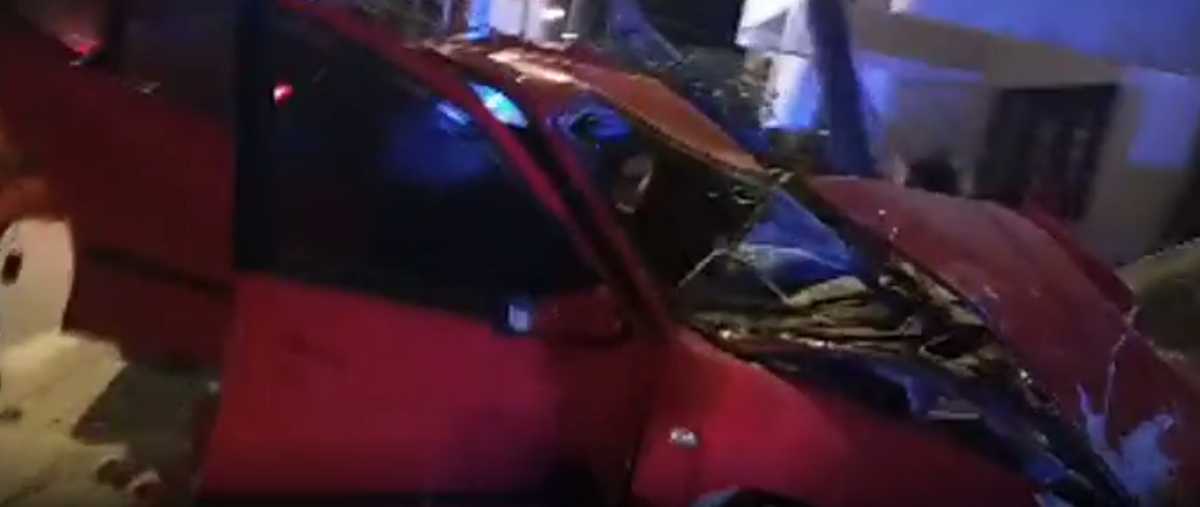 Κόρινθος: Αυτοκίνητο «καρφώθηκε» σε μάντρα – Έβγαλαν βαριά τραυματισμένο τον οδηγό (pic)