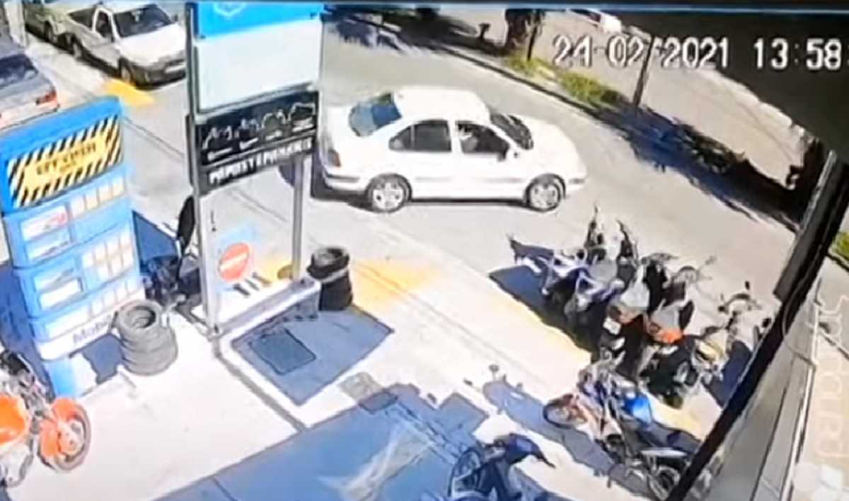 Ηράκλειο: Τροχαίο στην κάμερα – Η στιγμή της απροσεξίας δύο οδηγών στην είσοδο του βενζινάδικου (video)