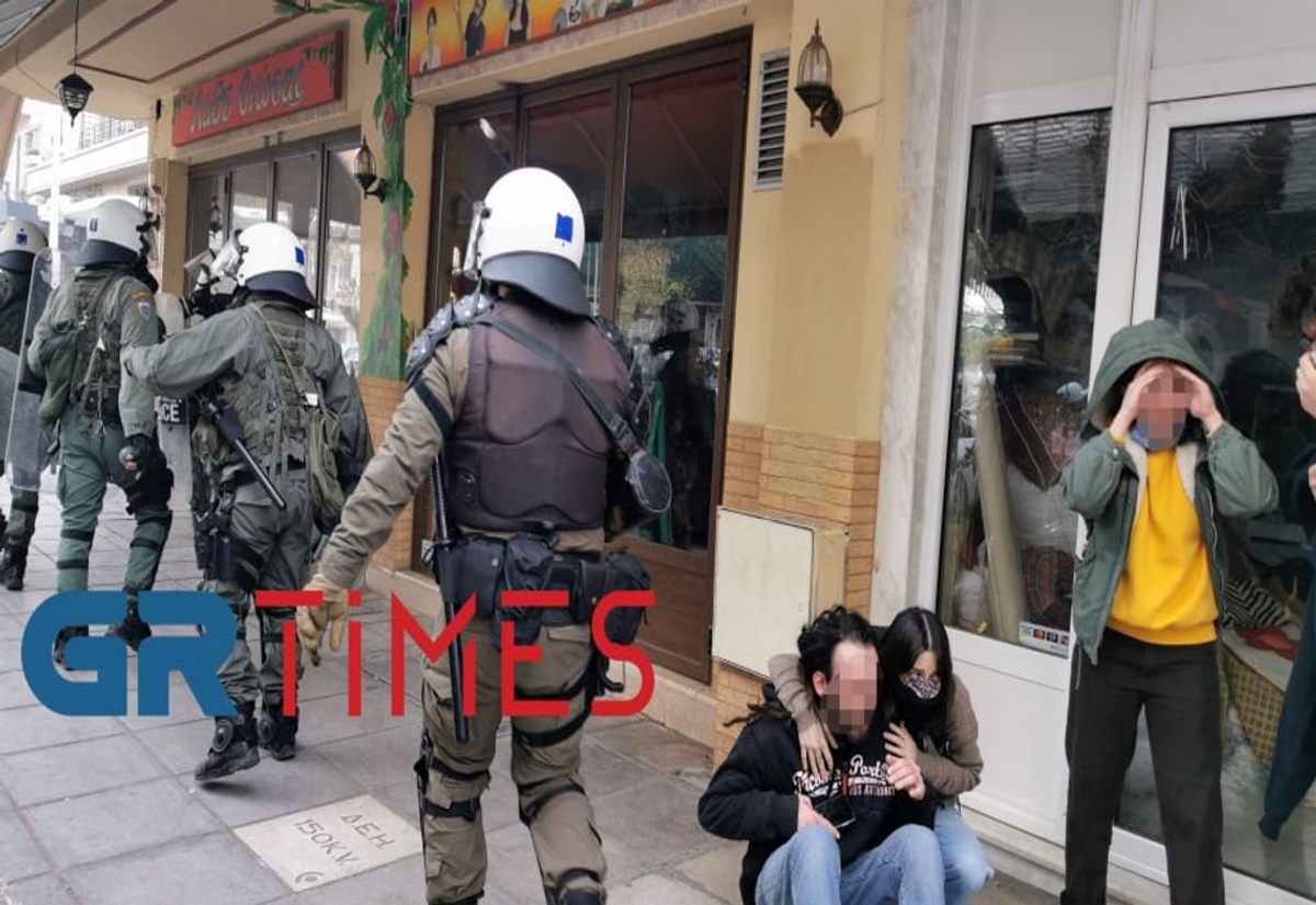 Θεσσαλονίκη Αστυνομικοί χτυπούν στο πρόσωπο και κλωτσούν άνδρα (video)