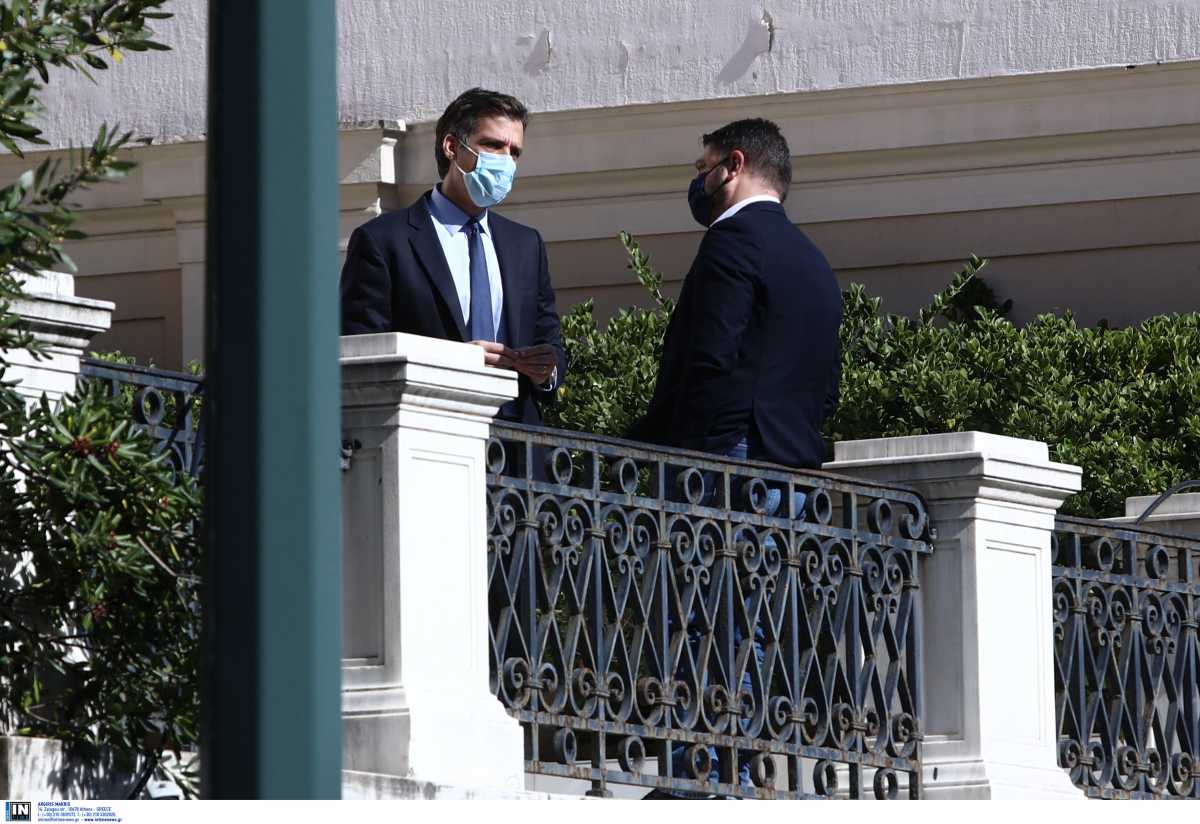 Ο ΣΥΡΙΖΑ ζητά την παραίτηση Αρκουμανέα για το κορονοπάρτι στον ΕΟΔΥ την Τσικνοπέμπτη