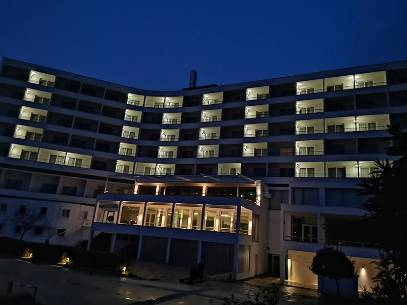 Καβάλα: Δείτε πως φαίνεται αυτή η εικόνα από πιο μακριά – Το ξενοδοχείο κεντρίζει τα βλέμματα (pics)