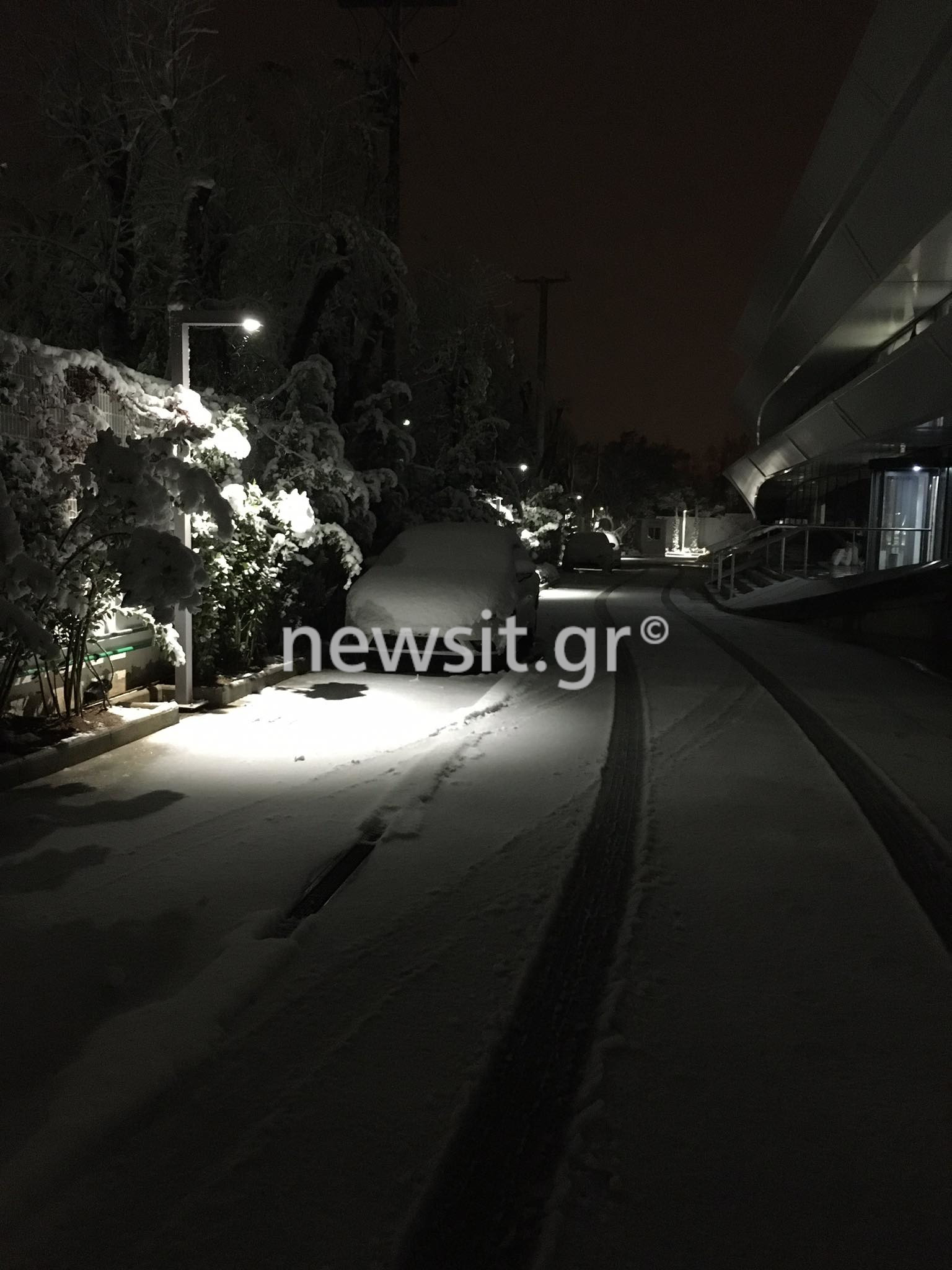 Καιρός: Χιονίζει στην Αθήνα – Το «έστρωσε» στα Βόρεια Προάστια