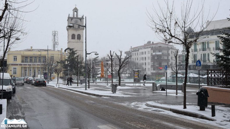 Καιρός – Κοζάνη: Χιόνια στο καμπαναριό – Η Μήδεια έντυσε την πόλη στα λευκά (video)